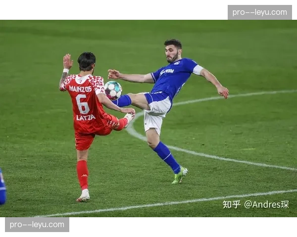 雨战导致场地积水严重，科隆对阵美因茨下半场多次因皮球积水暂停