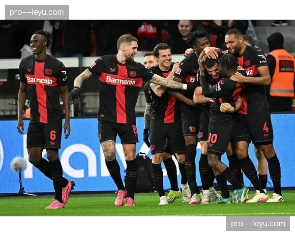 特写瞬间：勒沃库森中场维尔茨精妙直塞助攻，队友推射破门