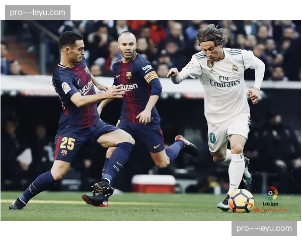 战术复盘：罗森斯特鲁克如何利用步法与距离控制，点胜对手