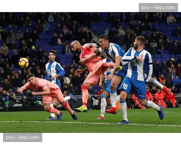 西甲第29轮传球热点图发布，巴萨左路活动区域显著多于右路。