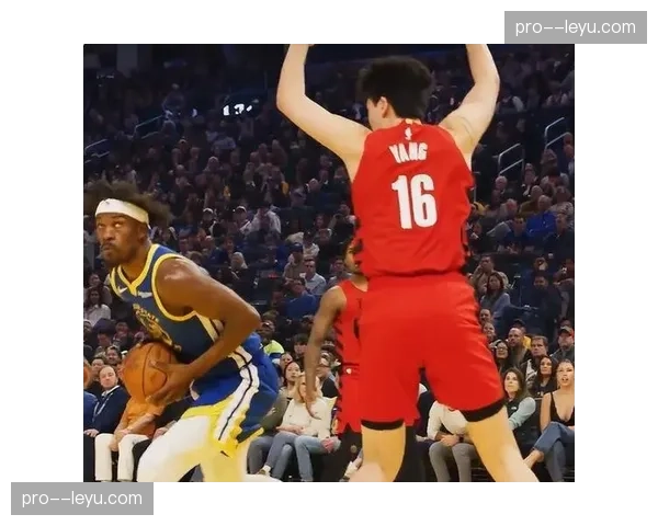 镜头追踪：一次历时19秒的完整进攻，以中锋助攻底角三分命中终结