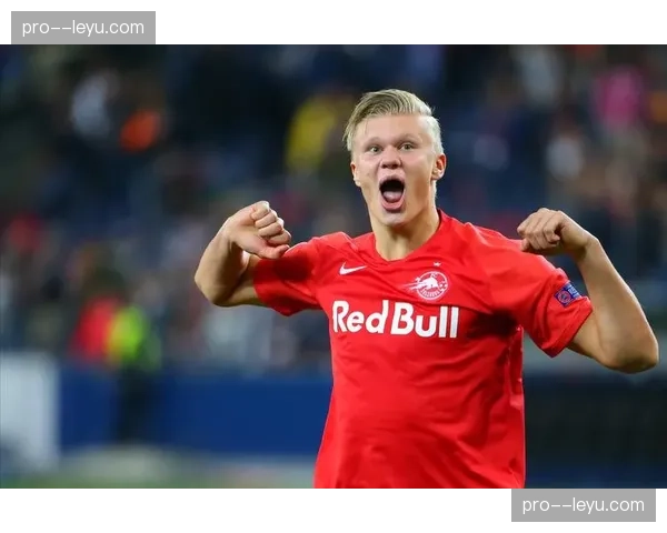 转播镜头捕捉：场边球童快速递球，帮助拜仁完成快发界外球